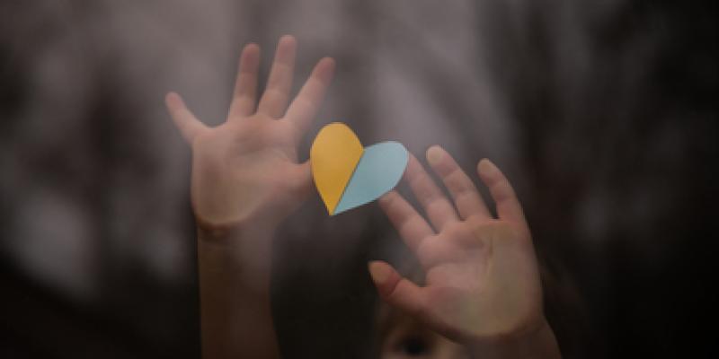 Imagen de un corazón con la bandera de Ucrania/envatoelements OTAN asegura una fecha para la guerra de Ucrania