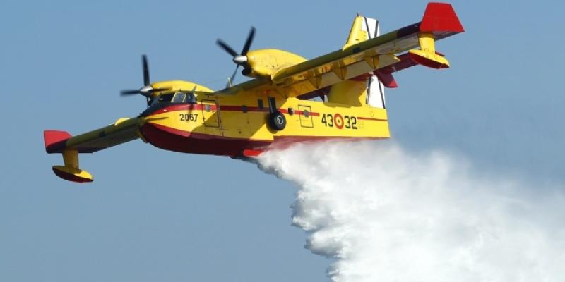 Medio aéreo en labores de extinción de un incendio forestal | Foto de MAPA Medio aéreo en labores de extinción de un incendio forestal