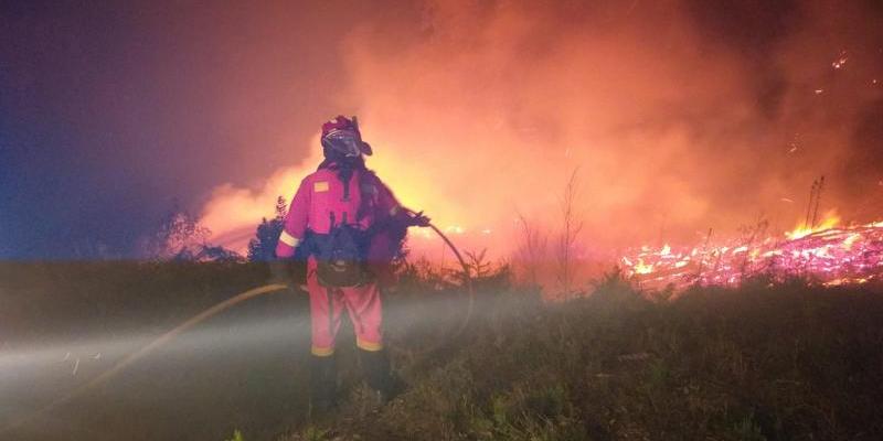 Los efectivos de la UME luchando contra el fuego en Galicia