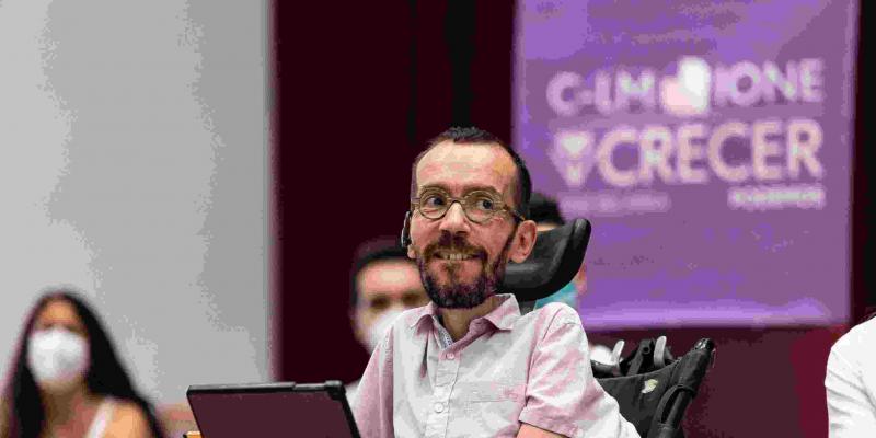 Unidas Podemos / El Mundo Pablo Echenique, junto al cartel de Unidas Podemos