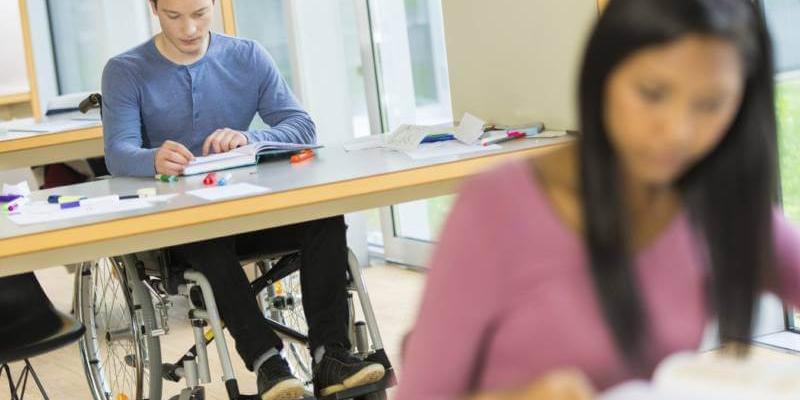 universitarios oposiciones Fundación ONCE ha puesto en marcha becas para animar a personas con discapacidad a presentarse a oposiciones