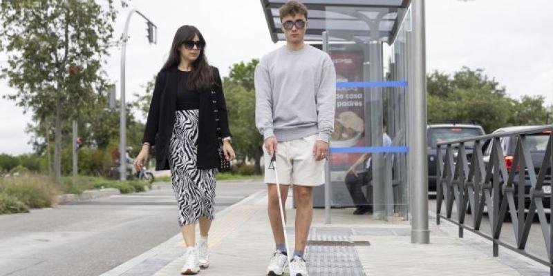 Marcos Bernardos, junto a Lucía aprendiendo a llegar a la universidad de forma autónoma | Foto de Jorge Villa