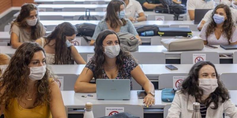 Universitarios con mascarillas