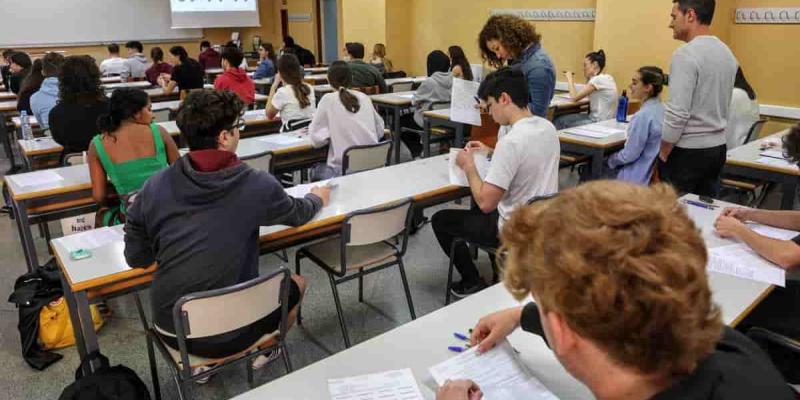 Imagen de varios estudiantes/Diario Información Muchos universitarios no terminan su grado