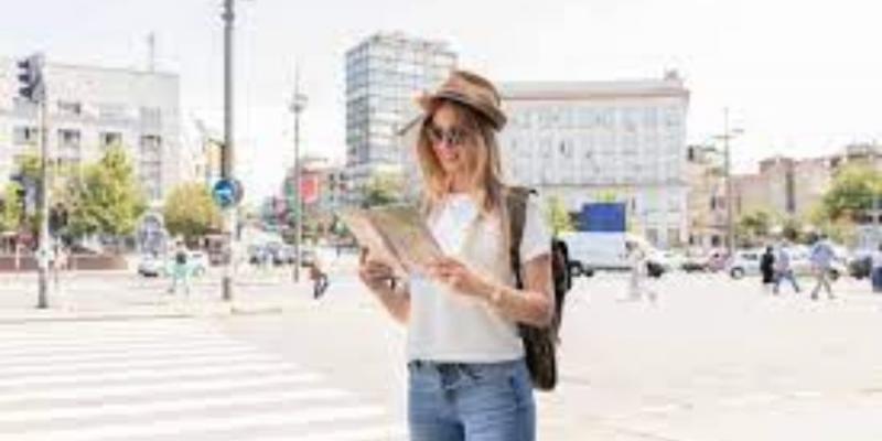 Fuente: freepik.es Una mujer mira un plano en la ciudad