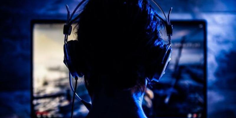 Cascos y problemas auditivos Joven utilizando los cascos en el gaming
