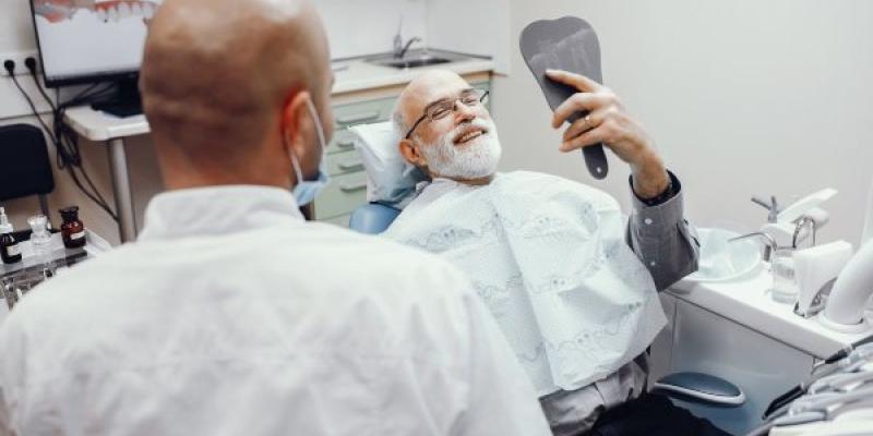Salud ocular en mayores de 50. Persona revisando su salud ocular en un centro especializado