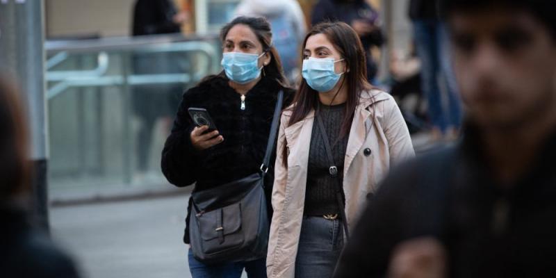 Dos chicas con mascarilla por la calle / 65ymás