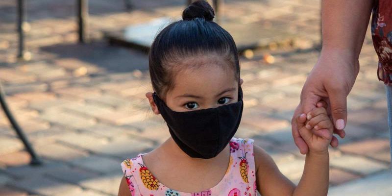 Niña con mascarilla de camino al colegio / Imagen de Auto10.com