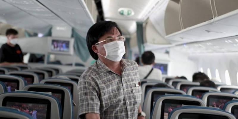 Imagen de un pasajero con mascarilla en el avión/Ecuavisa El uso de mascarillas en aviones sigue siendo obligatoria