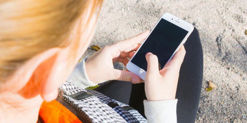 Imagen de un menor con un teléfono móvil/Diario de Sevilla Los niños tienen su primer móvil a los 9 años