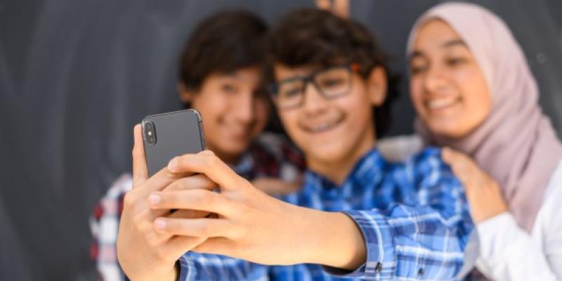 Menores usando un dispositivo móvil Qué edad es la adecuada para que los menores reciban un móvil