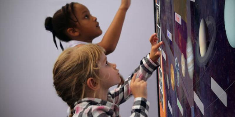 Niños usando tecnología Niños usando tecnología