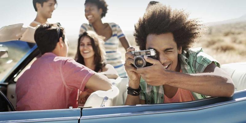 Imagen de jóvenes de vacaciones/Envatoelements Vacaciones, jóvenes y redes sociales