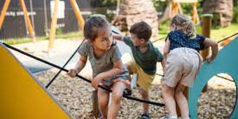 Imagen de niños jugando en un parque/Educo Muchas familias no pueden permitirse irse de vacaciones