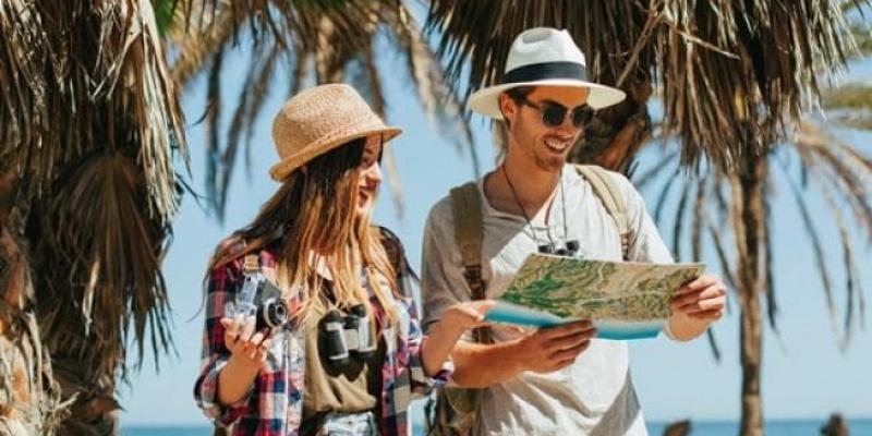 Imagen de una pareja de vacaciones/Heraldo de Aragón Propuestas alternativas para unas vacaciones únicas