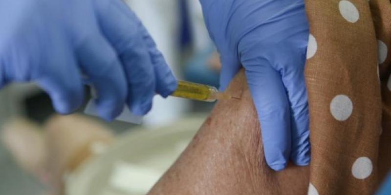 La vacuna contra el coronavirus se producirá en España/ Europa Press Aplicando la vacuna contra el coronavirus