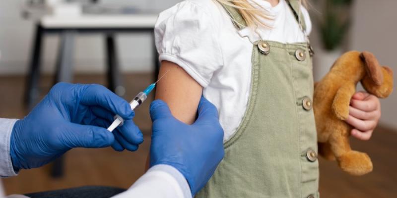 Niña recibiendo una vacuna | Foto de Ministerio de Ciencia, Innovación y Universidades Una científica tiene una inyección entre sus manos para hacer una prueba