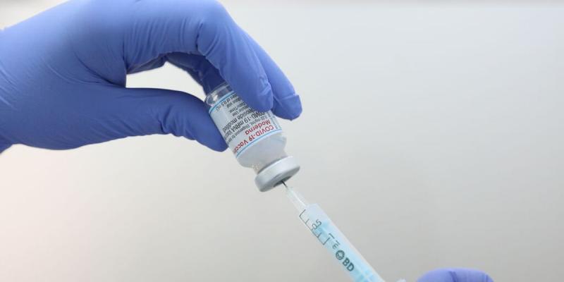 EUROPA PRESS Un profesional sanitario sostiene un vial de la vacuna de Moderna contra el Covid-19.