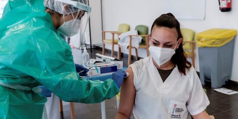 Una enfermera se vacuna de la segunda dosis / EFE