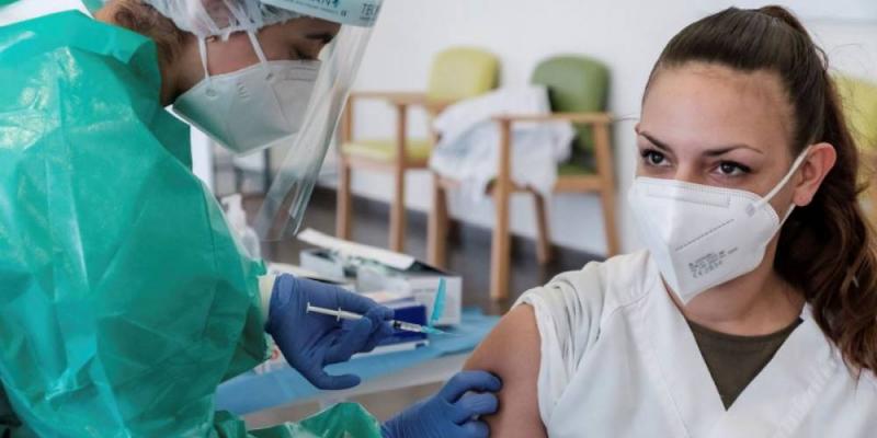 Una trabajadora recibe su segunda vacuna en la residencia Sa Serra (Ibiza // SERGIO G. CAÑIZARES / EFE