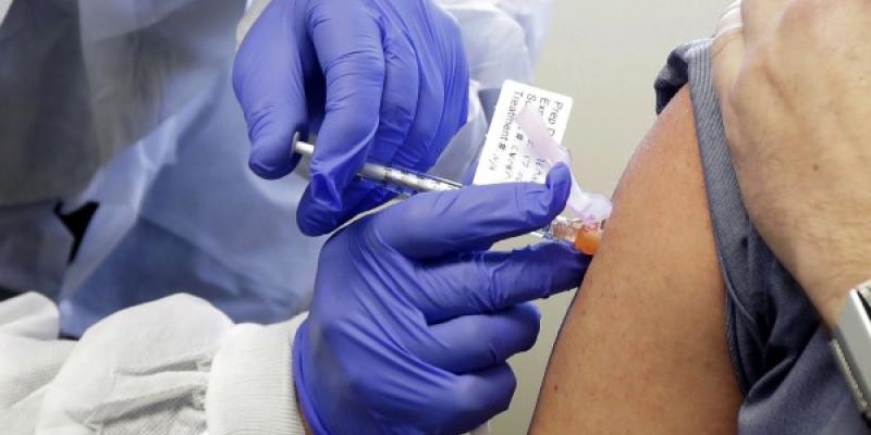 La vacuna contra el coronavirus desarrollada por Moderna. Foto: TED S. WARREN / AP Un paciente recibe las primeras pruebas del proyecto de vacuna contra el coronavirus de Moderna, en Seattle el pasado marzo