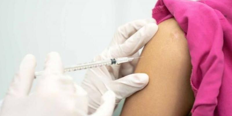 LE inyectan la vacuna en el brazo a una persona 