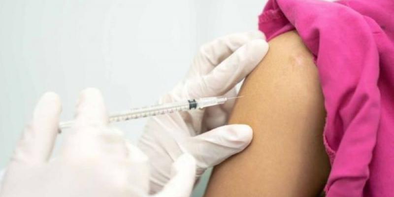 Vacuna /BBC LE inyectan la vacuna en el brazo a una persona