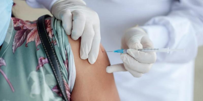La cuarta dosis de la vacuna covid/ Pexels Persona inyectándose vacuna covid
