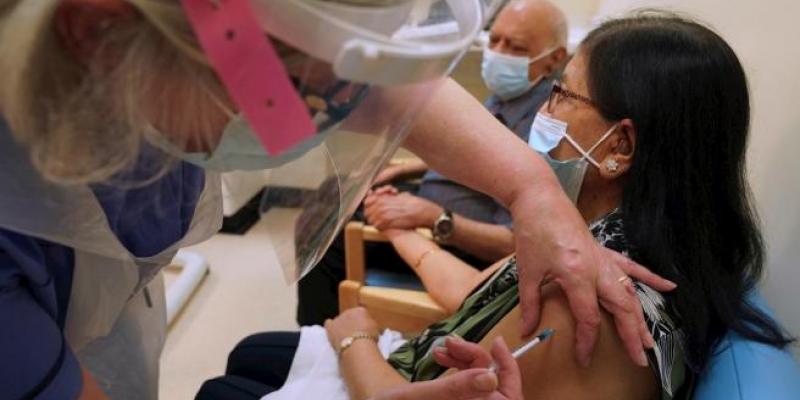 La vacuna no está indicada para todos/ EFE Aplicación de la vacuna contra el coronavirus