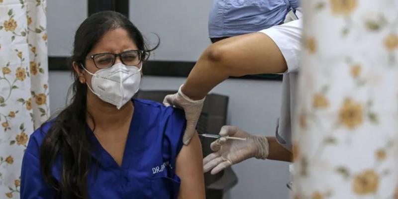 Una sanitaria india recibe la vacuna de la covid en Mumbai / EFE