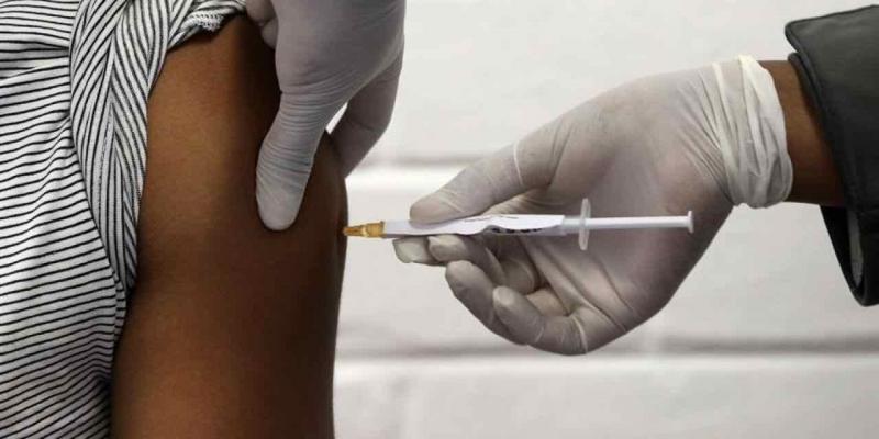 Unos 30.000 voluntarios sanos recibirán dos dosis de la vacuna Moderna. La vacuna de Moderna contra la COVID-19 empieza la fase de pruebas en humanos