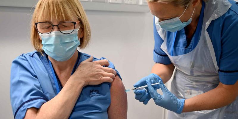 La vacuna es la solución más eficaz para acabar con la pandemia de Covid-19 El 97 % de los médicos españoles considera que la vacuna es la solución más eficaz para acabar con la pandemia