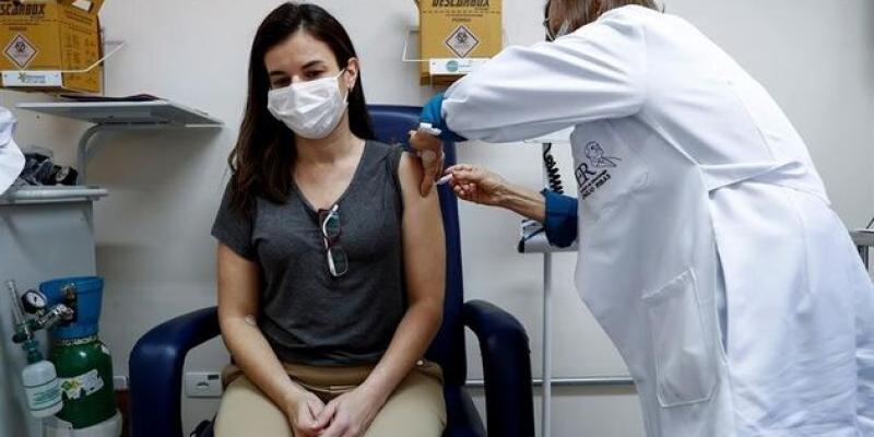 Vacuna británica de AstraZeneca Pruebas de la vacuna británica de AstraZeneca y Oxford en Brasil / Agencia EFE