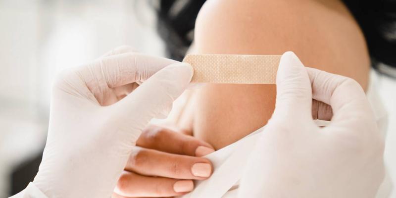 Imagen de una persona vacunándose/Saber Vivir ¿Qué efectos secundarios puede dar la vacuna de la gripe?