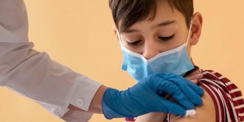 Imagen de recurso de un niño recibiendo una vacuna.