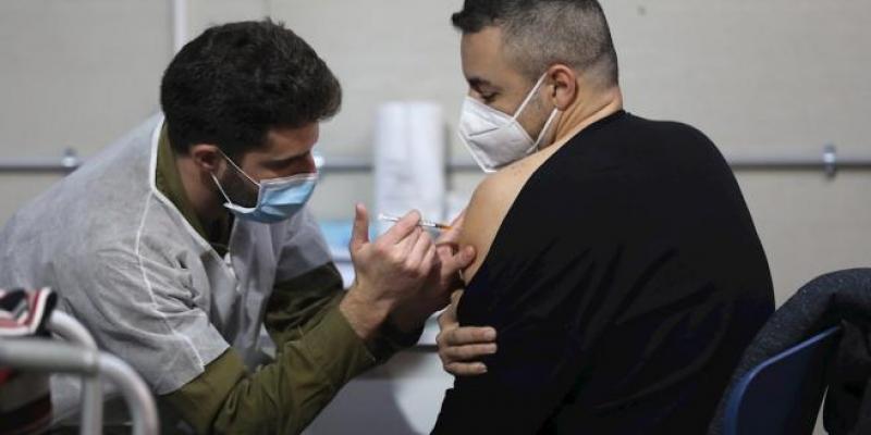 Aplicando la vacuna de Pfizer en Tel Aviv, Israel