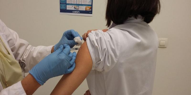 Mujer vacunándose contra el coronavirus / Agencias