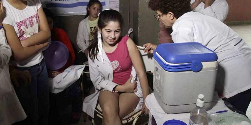 Plan Internacional Niñas siendo vacunadas contra otras enfermedades