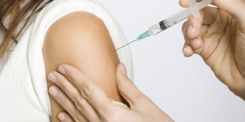 Imagen de una chica inyectándose la vacuna del VPH La vacuna del VPH ayuda a reducir el riesgo de cáncer