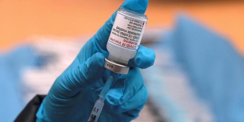 vacuna / La Vanguardia La tercera dosis de la vacuna está lista para mayores de 70 años