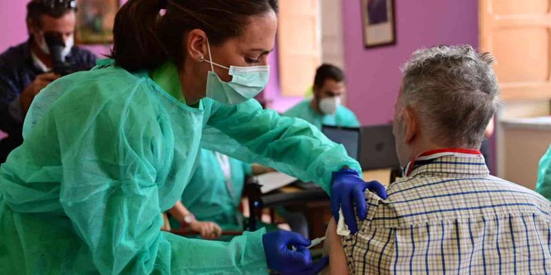 Imagen de una enfermera pinchando a un paciente/El Global Nueva campaña de vacunación contra el Covid