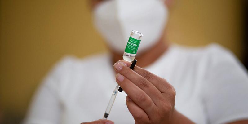 La vacunación contra el Covid-19 se centra en la bajada de hospitalización en personas de 80 Vacunación Covid-19/Marca