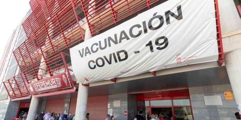 Decenas de personas hacen cola para recibir la segunda dosis de la vacuna contra la covid, en el estadio murciano de Nueva Condomina. 