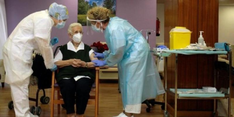 Primera vacunación de Araceli, una mujer de 96 años en Guadalajara