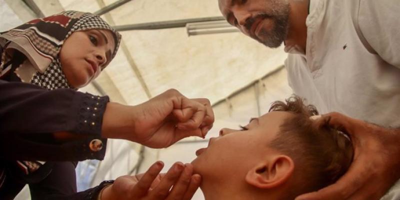 Imagen de un niño recibiendo vacuna contra el polio/Europa Press Vacunación contra el polio en Gaza