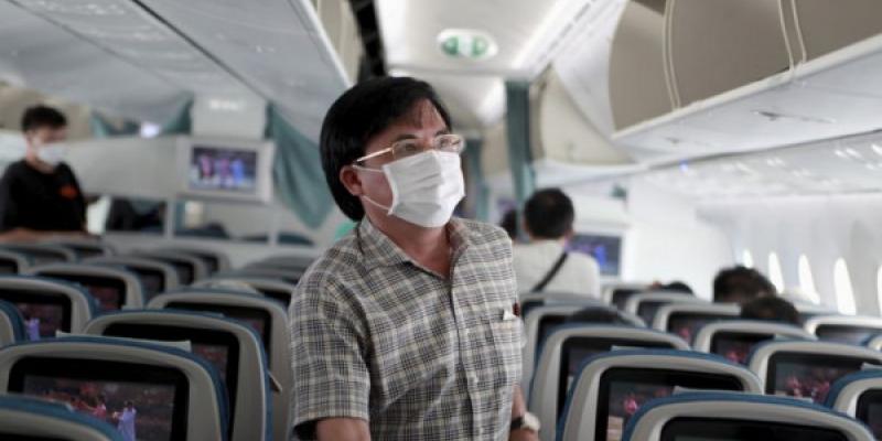 El bulo de no viajar en avión a las personas vacunadas contra la Covid-19 Ninguna aerolínea ha recomendando no viajar a las personas vacunadas