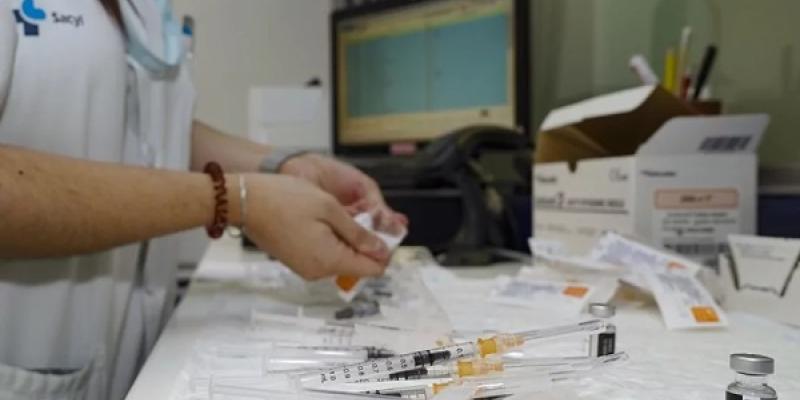 Una enfermera prepara unas dosis de la vacuna contra la gripe. / EFE Una enfermera prepara unas dosis de la vacuna contra la gripe.