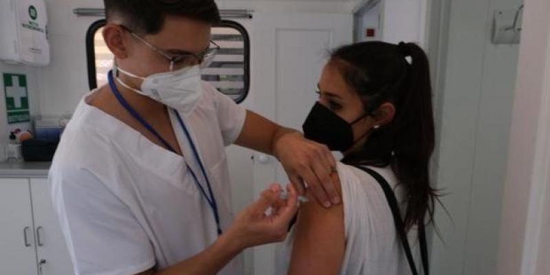 Una joven recibe la vacuna contra el Covid 