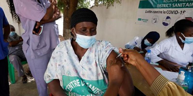 Una sanitaria recibe una dosis contra la Covid-19 en Dakar, Senegal/El País